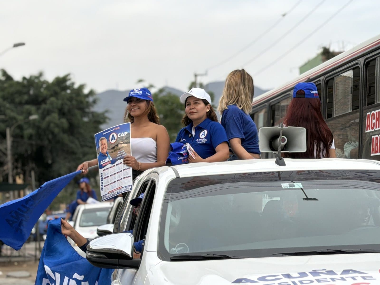 Recorrido en caravana por los barrios de Comas